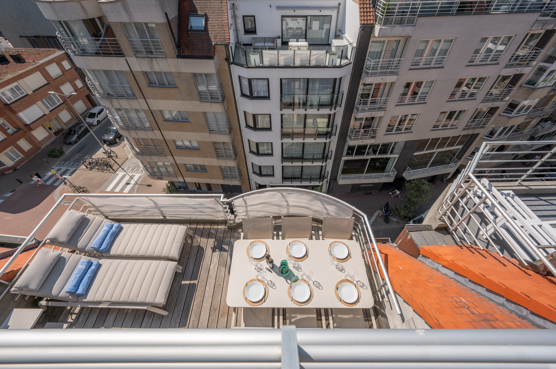 Exclusif duplex penthouse avec 3 chambres et terrasse ensoleillée, situé dans un emplacement de choix près de la place Rubens et de la mer. 