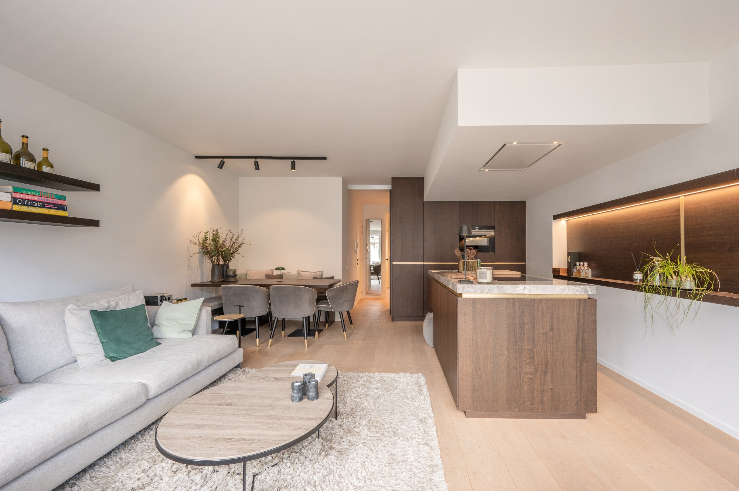 Appartement de luxe entièrement rénové de 3 chambres situé sur l'avenue Parmentier, à proximité de la digue. 
