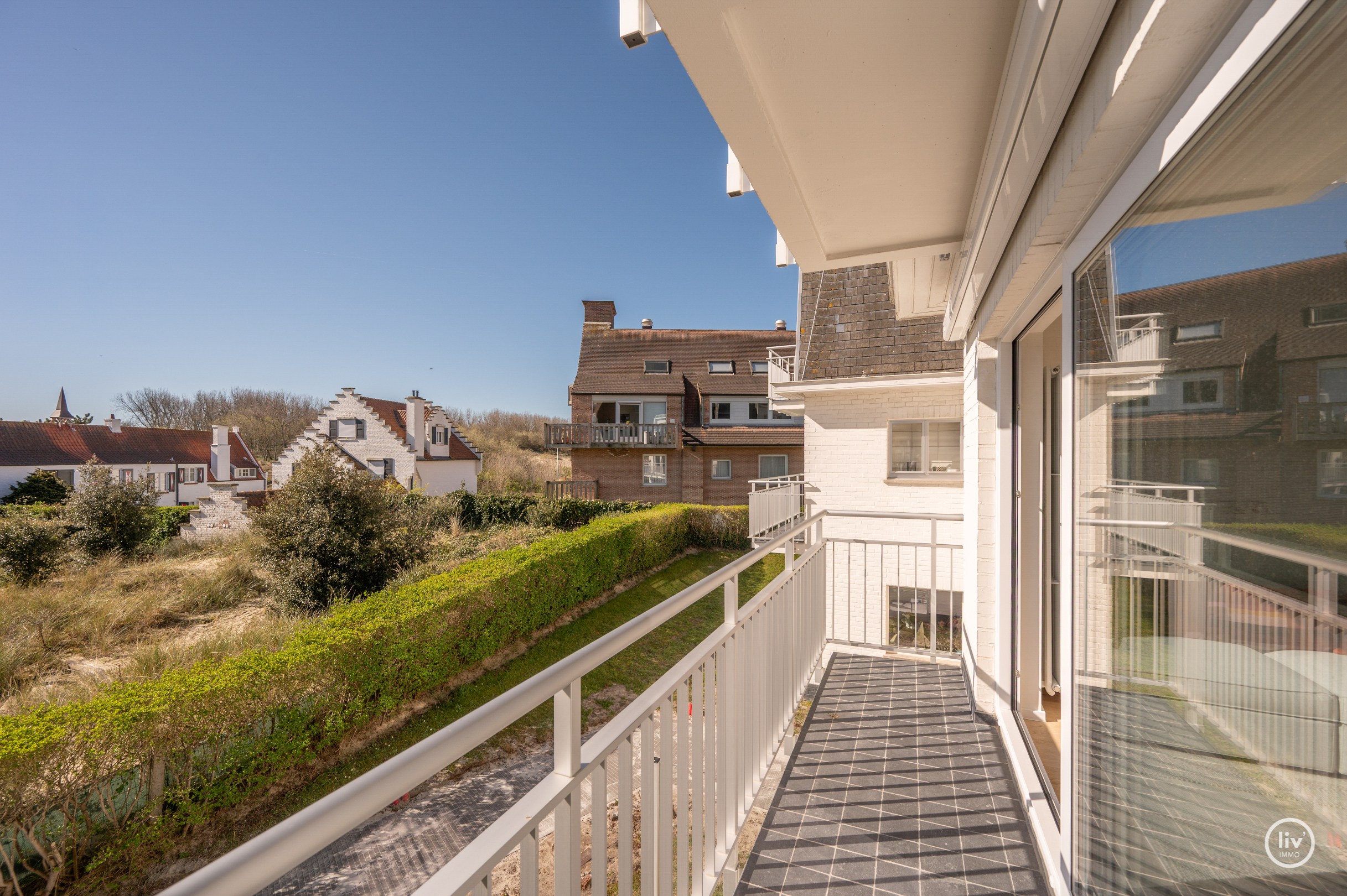 Zuidgericht hoekappartement met open zichten, gelegen in een charmante villaresidentie op wandelafstand van de Zeedijk van Duinbergen. 