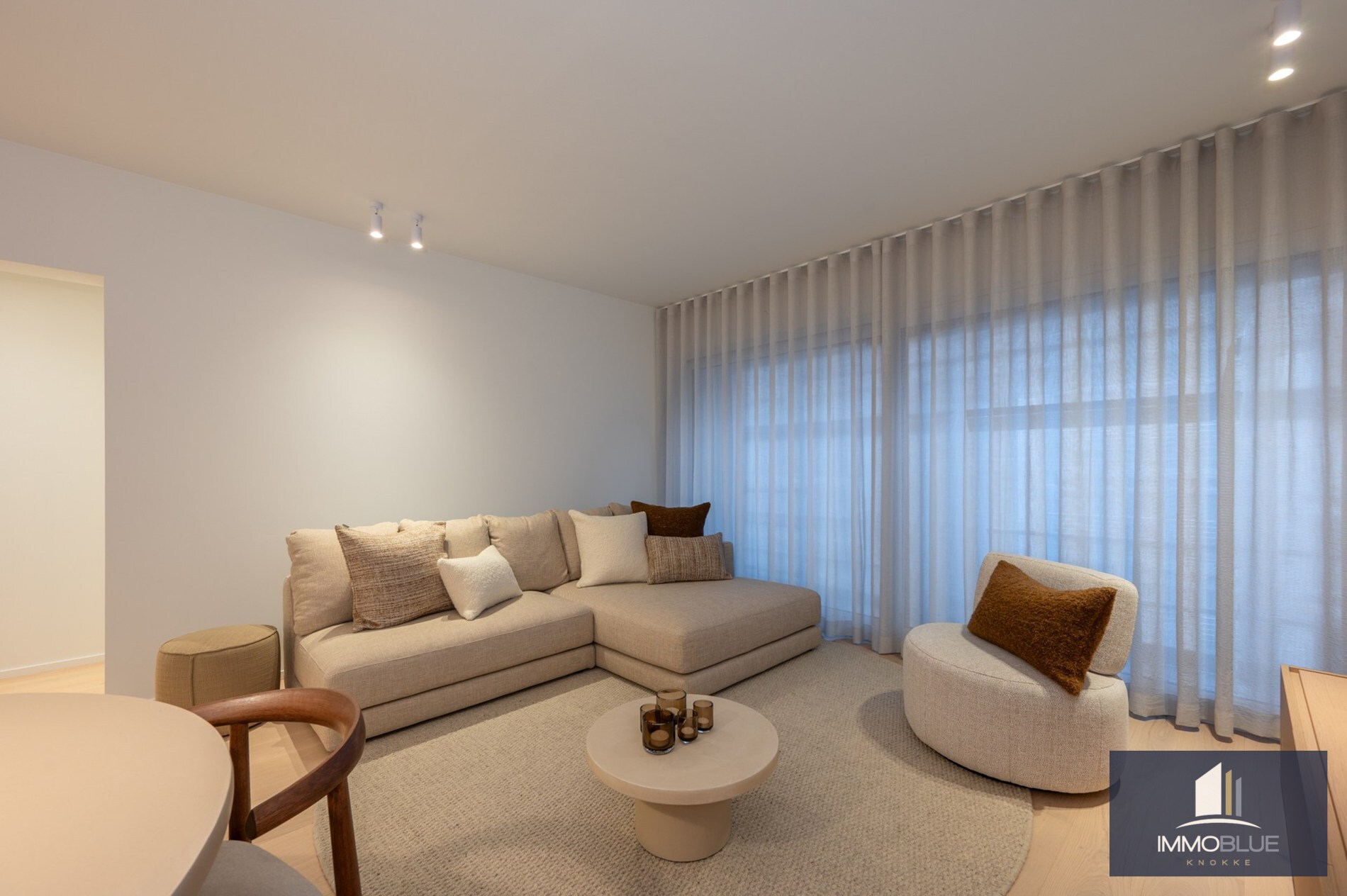 Stijlvol volledig gerenoveerd appartement in een vernieuwde residentie gelegen op een boogscheut van de zee en het commercieel centrum. 