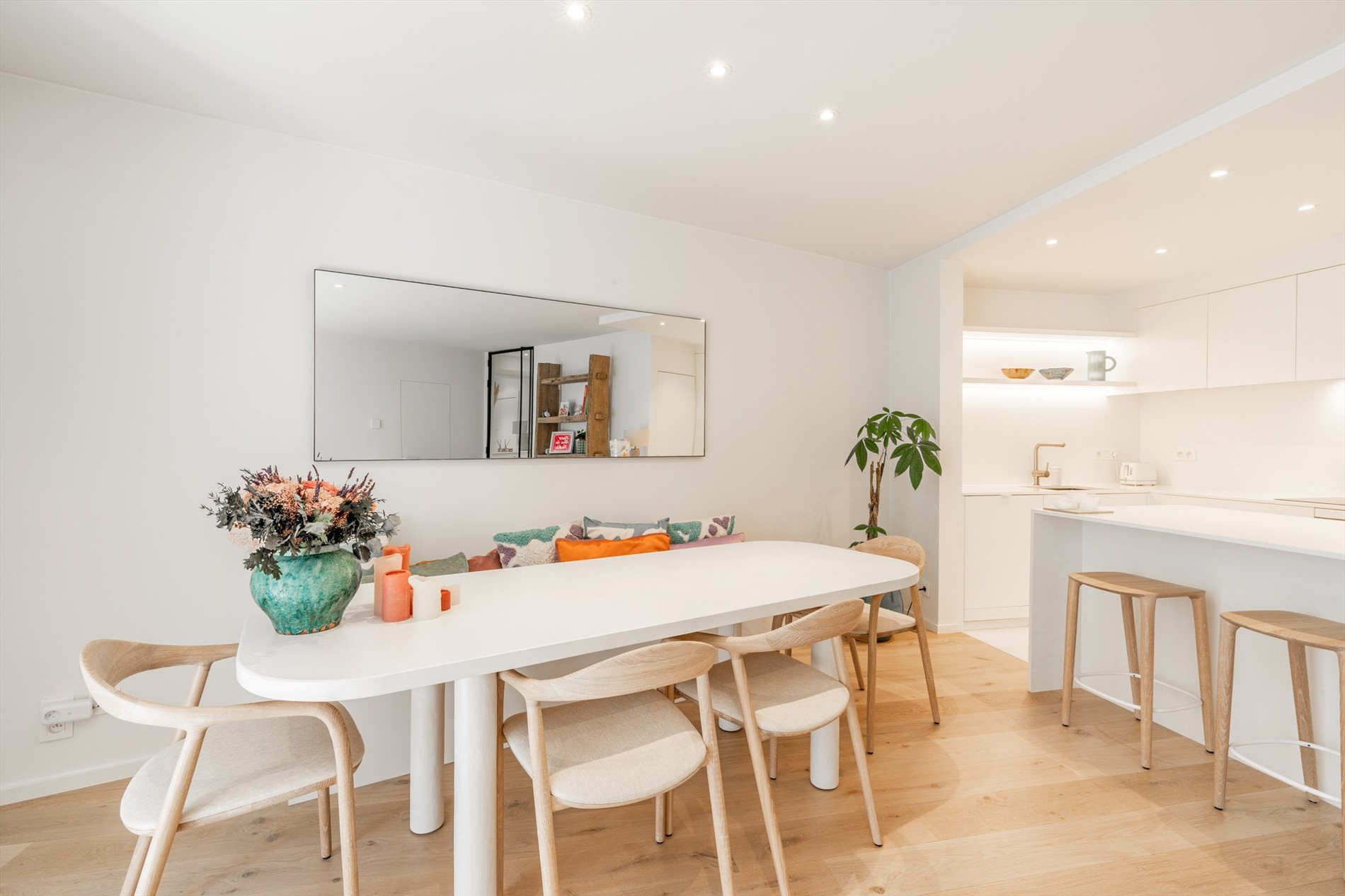 Magnifique appartement d'une chambre récemment rénové, situé au centre dans une rue calme adjacente à la Zoutelaan à Knokke. 