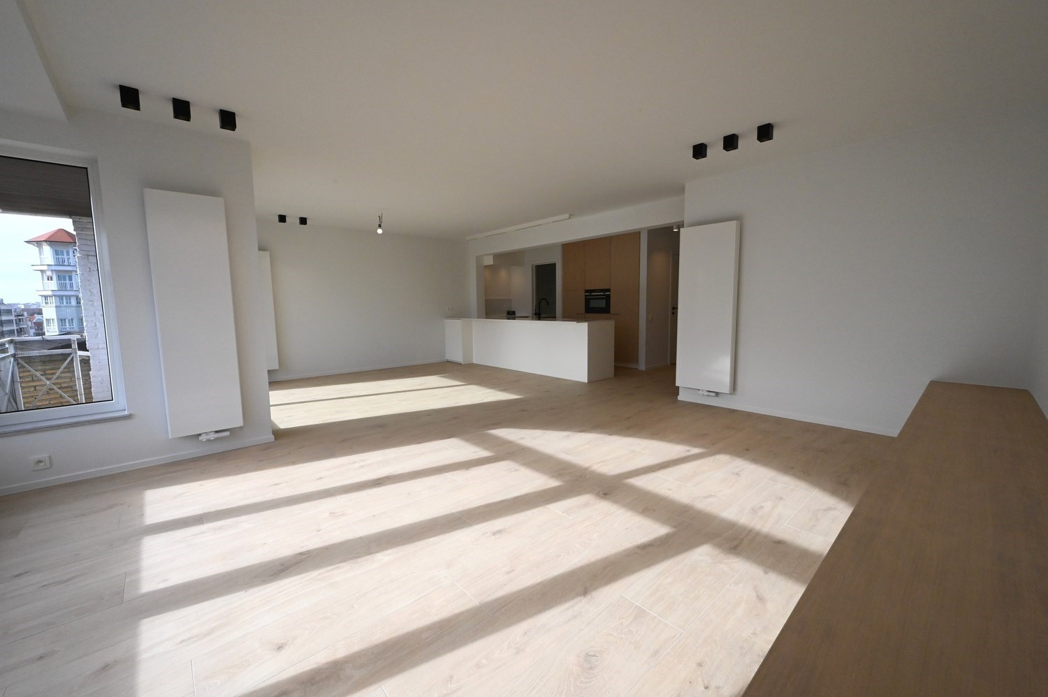 Non meublé - Neuf - Appartement luxueusement rénové avec 3 chambres et une vue dégagée sur la place du Bourgmestre Frans Desmidt. 