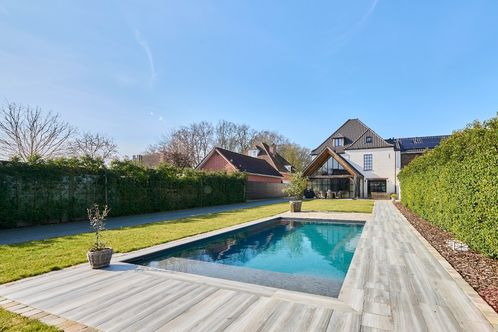 Verzorgde tuin met zwembad