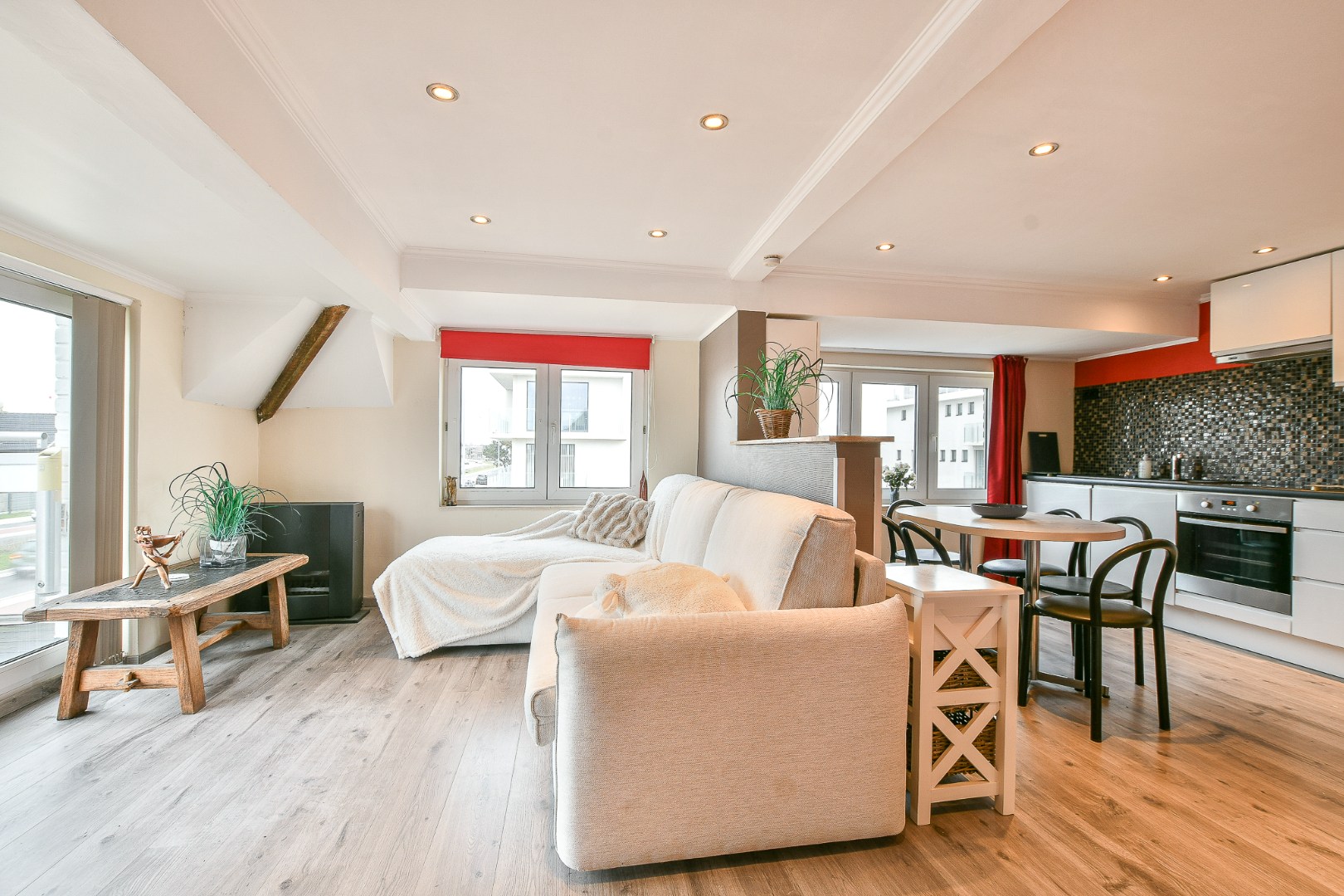Ruime woning met veel mogelijkheden, carport en 2 parkeerplaatsen - vlakbij centrum &amp; zee! 