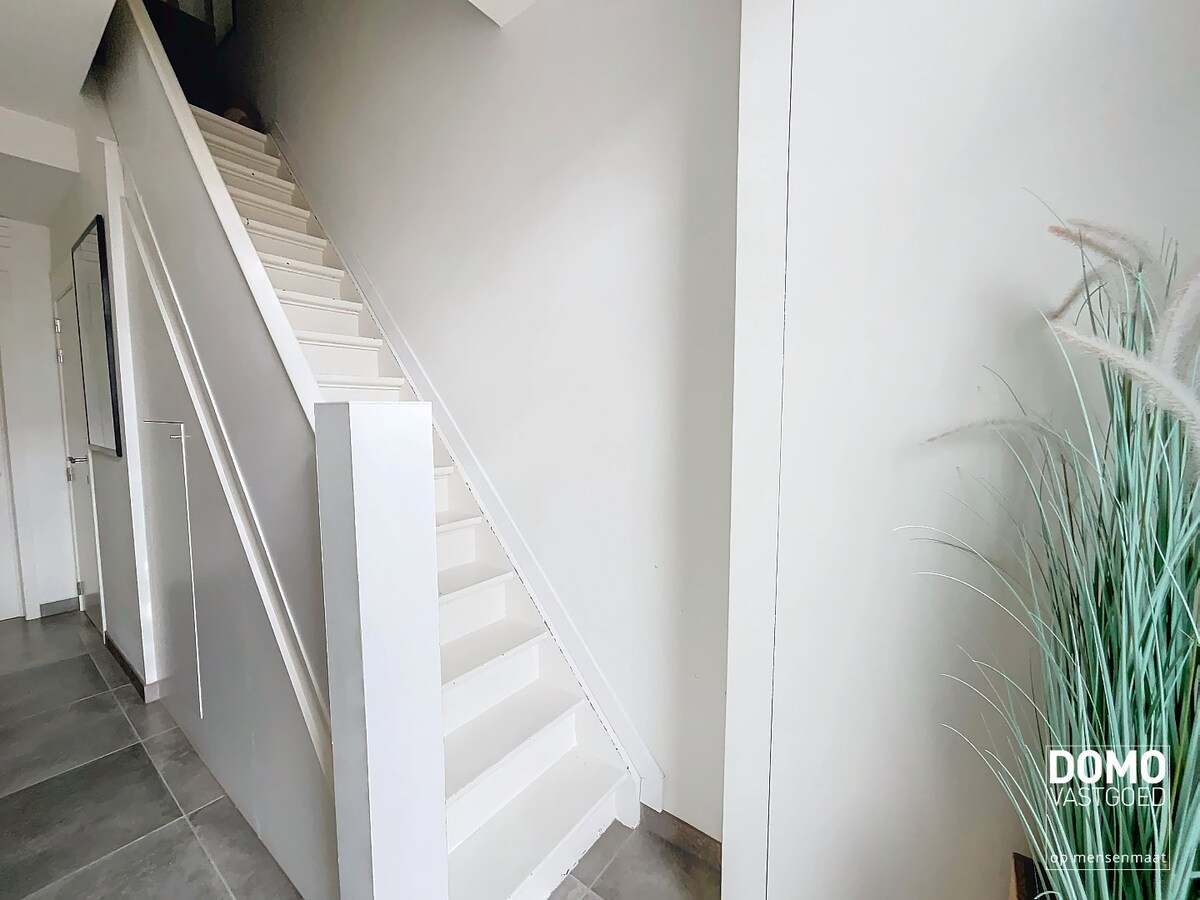 VOLLEDIG GERENOVEERDE HALOPEN BEBOUWING MET 3 SLAAPKAMERS IN HARTJE KERMT 