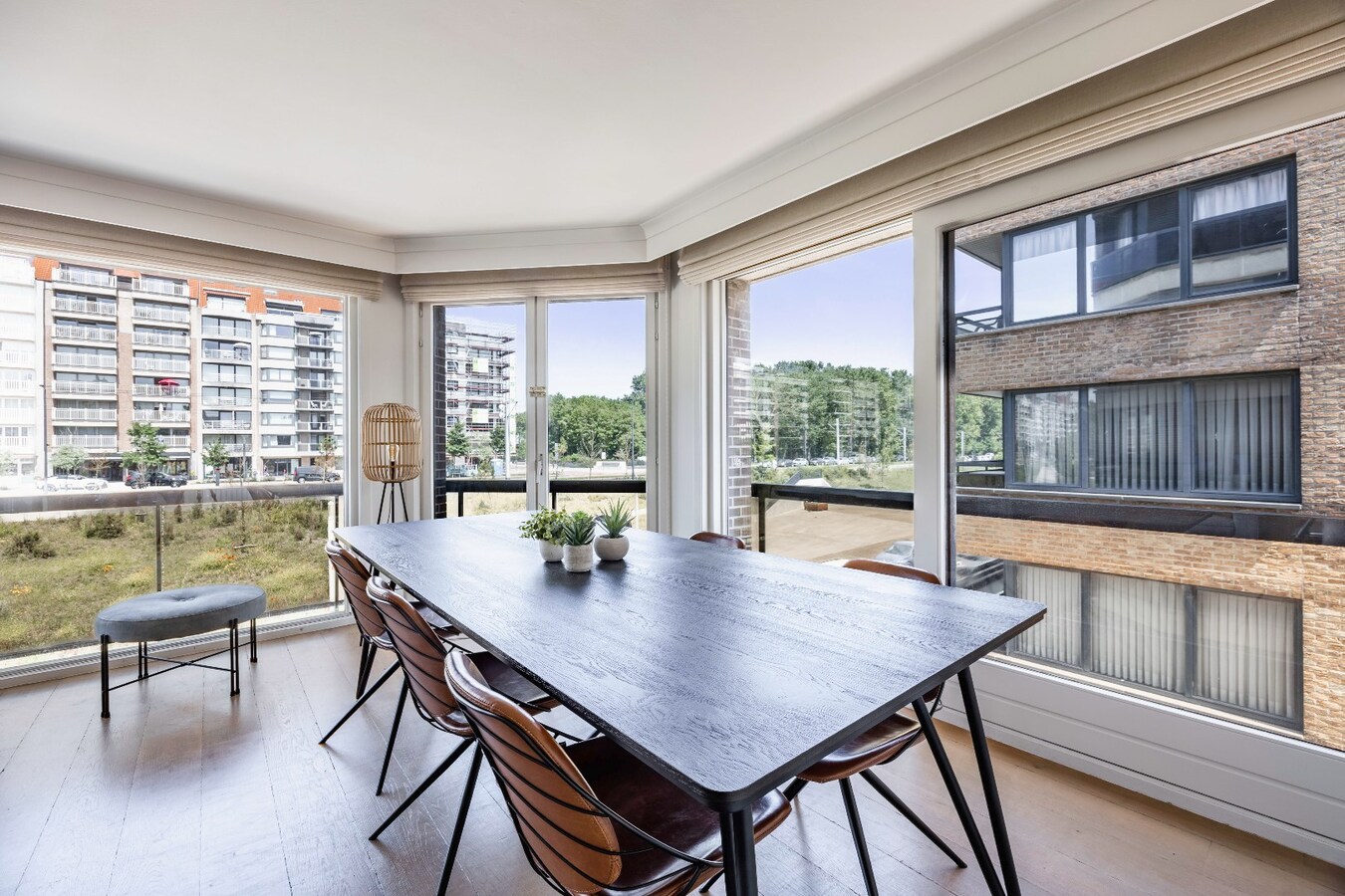 Instapklaar hoekappartement met 2 slaapkamers en open uitzicht nabij de zeedijk in Heist. 