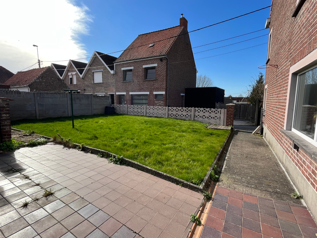 Aangename woning met tuin : zeer rustig gelegen én op slechts 50 m van de Gaverse Markt. 