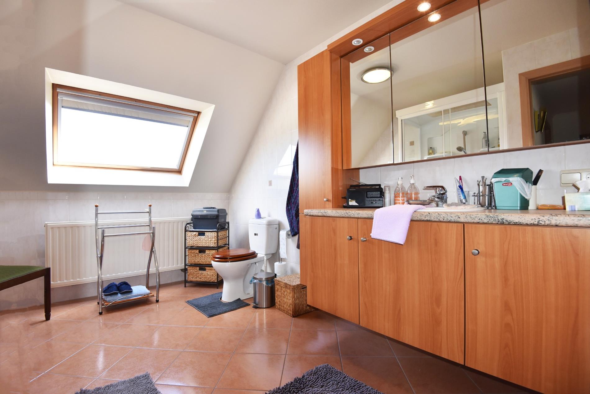 Recente gezinswoning met 3 slaapkamers, rustig gelegen te Adegem. 