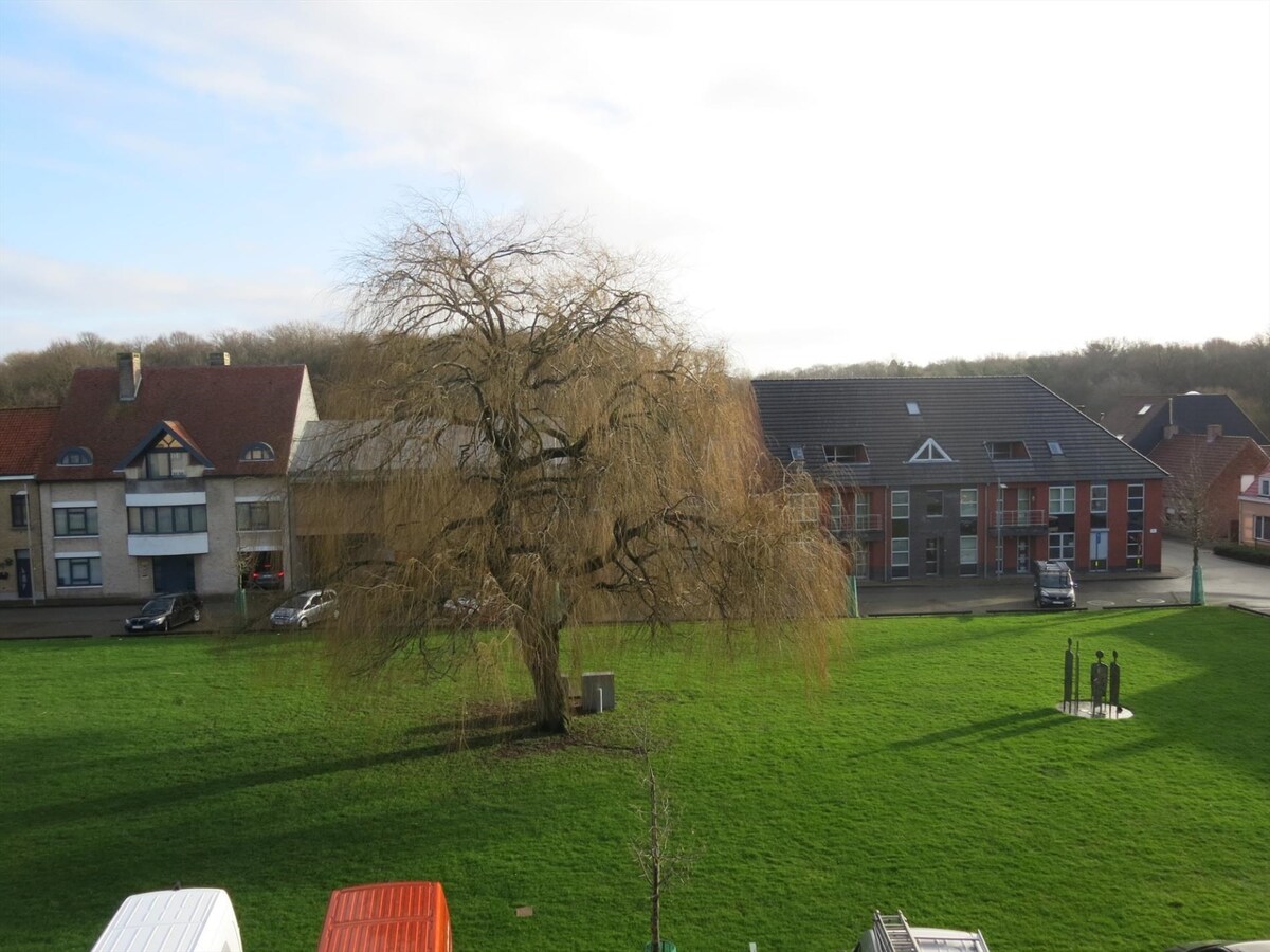 Ruim 2 slaapkamerappartement op de Markt in Houthulst 