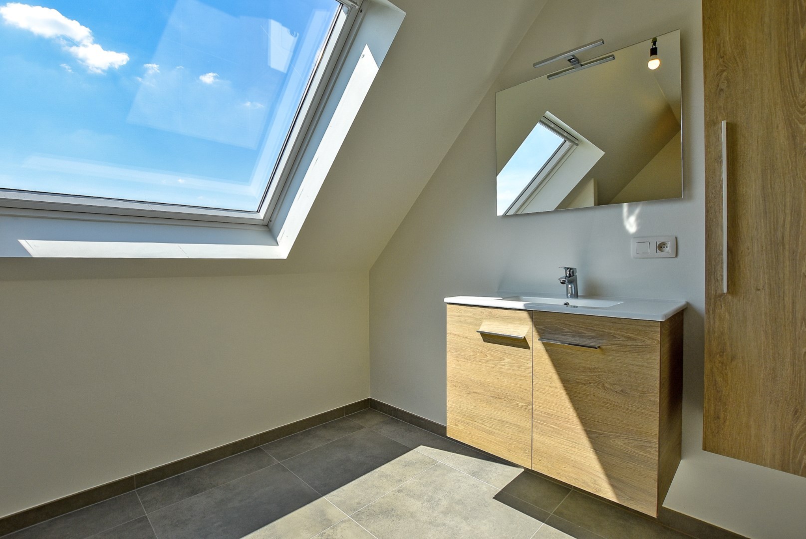 Ruime energiezuinige nieuwbouwwoning (2024) met inpandige garage op 193m² gelegen te Houthulst. 