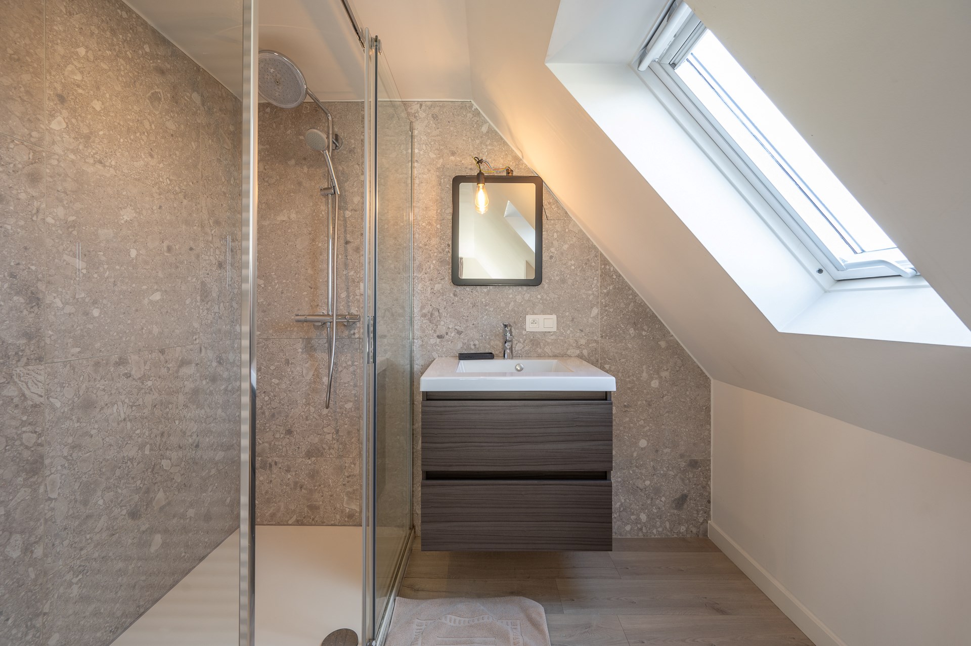 Propriété exceptionnelle et rénovée (5 510 m² de terrain) à proximité du centre de Knokke-Heist et bénéficiant d'une vue exceptionnelle sur les polders de Knokke. 