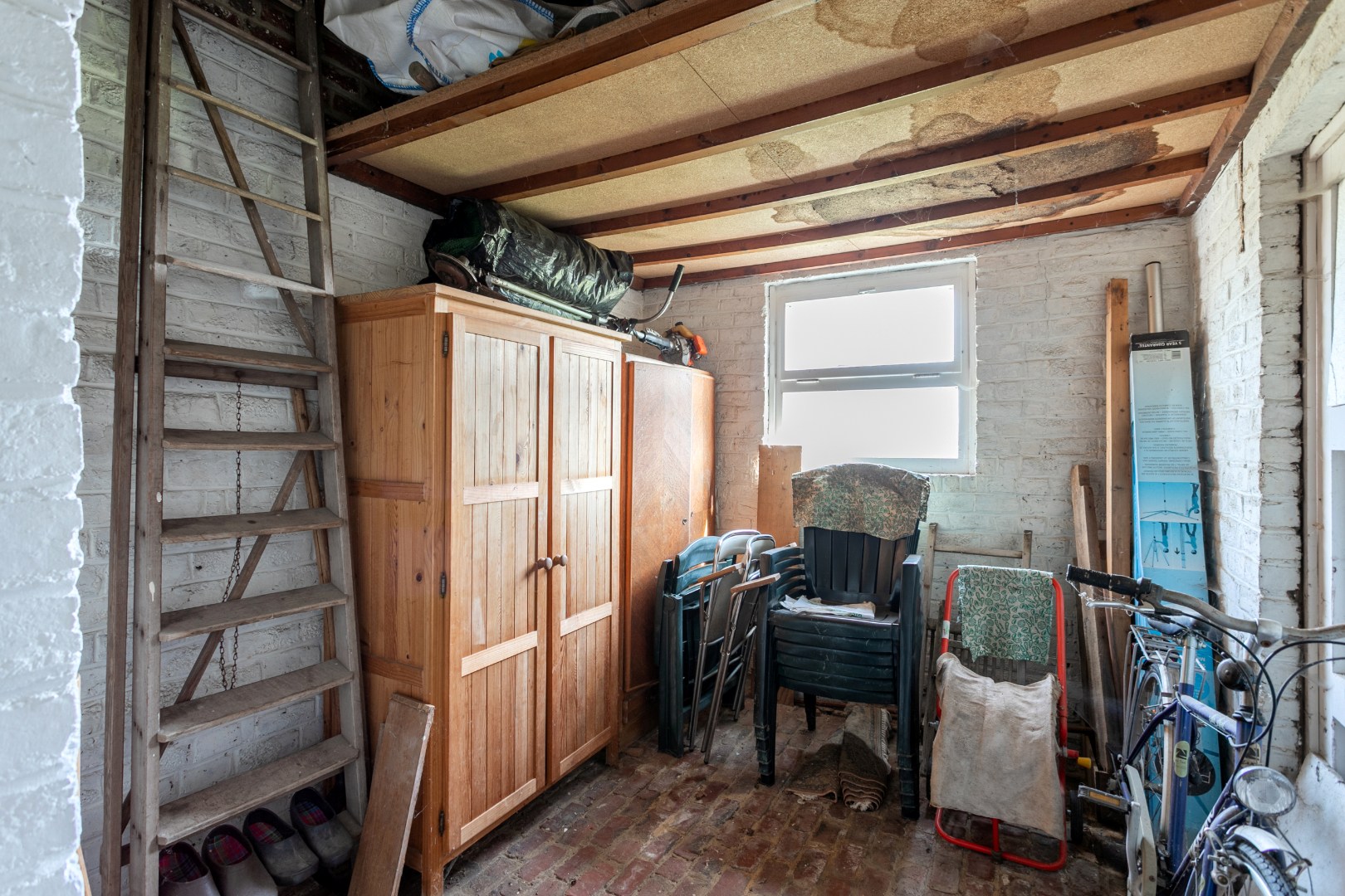 Te renoveren woning met 5 slpks op topligging in Dworp 