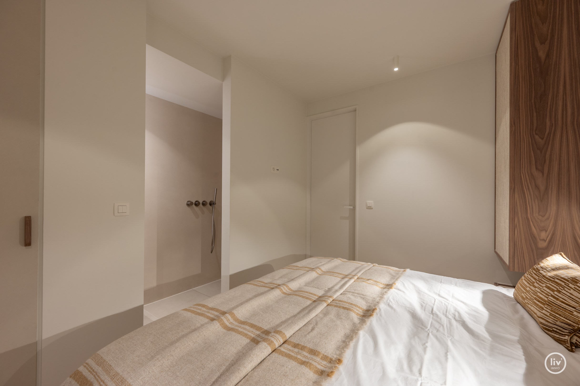 Zeer luxueus gerenoveerd 4 slaapkamer hoekappartement ideaal gelegen te Duinbergen genietend van zeezicht. 