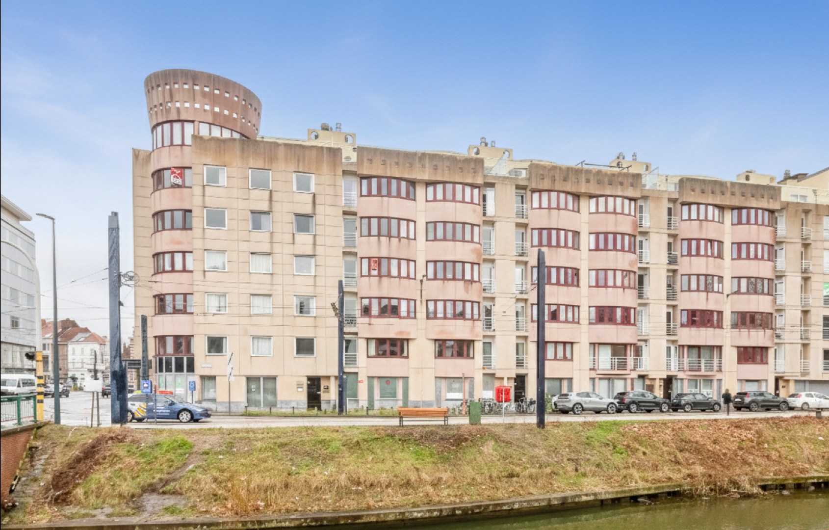 Lichtrijk tweeslaapkamer appartement met uniek waterzicht op Coupure Rechts 