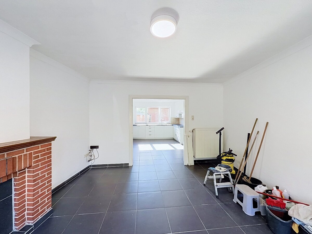 Ruime woning met 4 slaapkamers, garage en tuin op wandelafstand van centrum Sleidinge! 