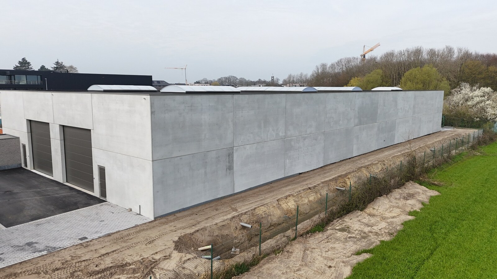 Nieuwbouw loods KMO-UNIT te koop – 192 m² met 2 parkeerplaatsen inbegrepen op de industriezone te Aartrijke 