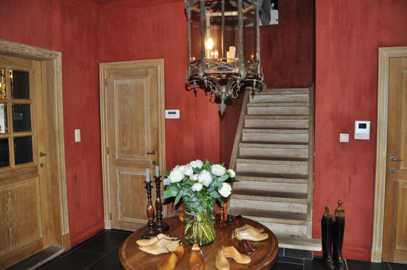 Ruime villa met stallingen en weide op 4900m² te Schoten 