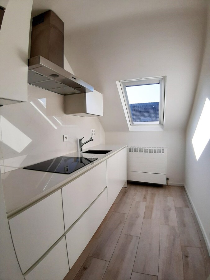 Gerenoveerd dakappartement MET GARAGE te Beverst 