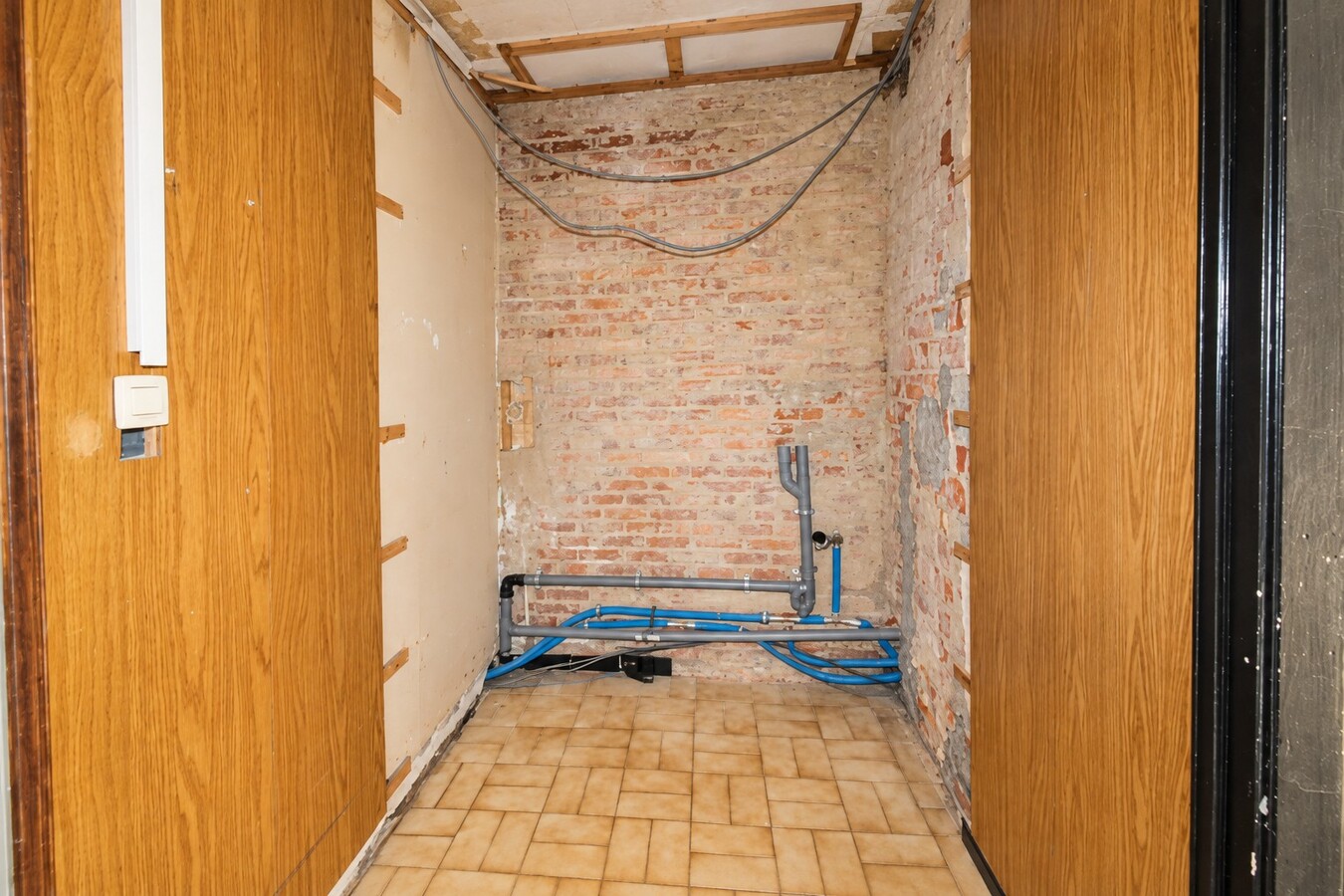 Te koop: Rustig gelegen halfopen bebouwing met 4 slaapkamers, 4 garages en ruime tuin in Sint-Niklaas 