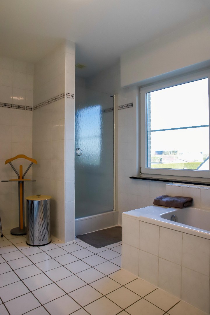 Prachtige alleenstaande woning met garage, carport en tuin op 648m² 