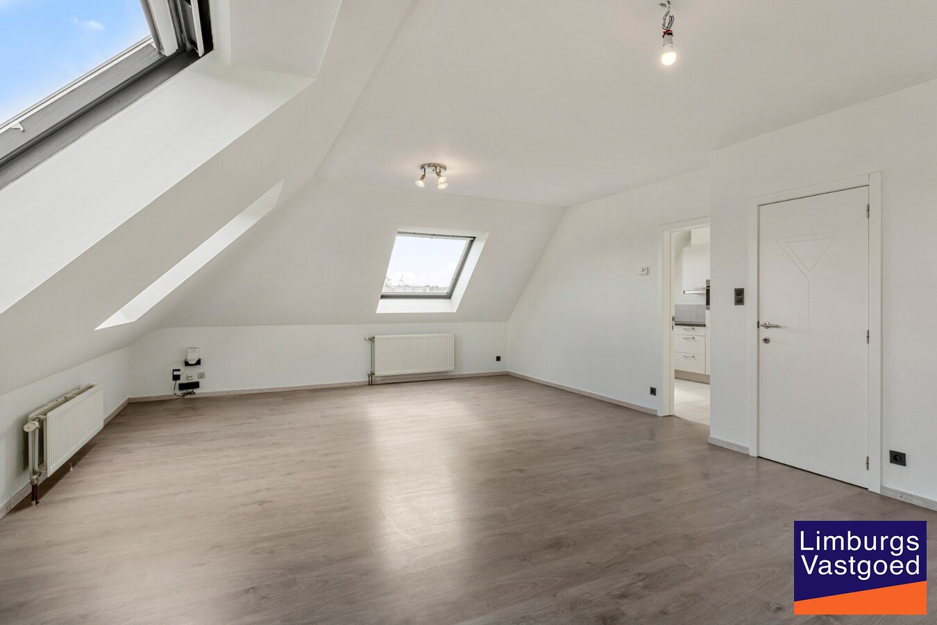 Recent gerenoveerd Duplex appartement met 3 slaapkamers en garagebox in het centrum van Hasselt. 