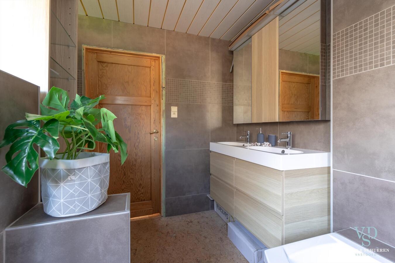 Praktische en degelijke woning in hartje Dikkelvenne . Bijzonder ruim ! 