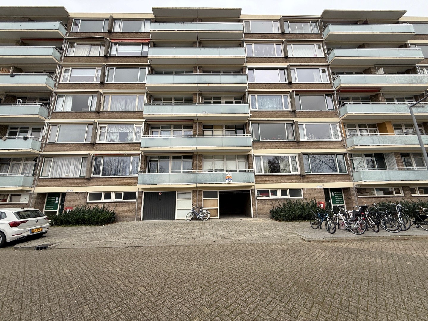 Garagebox gelegen in een appartementen complex op eigen grond. 