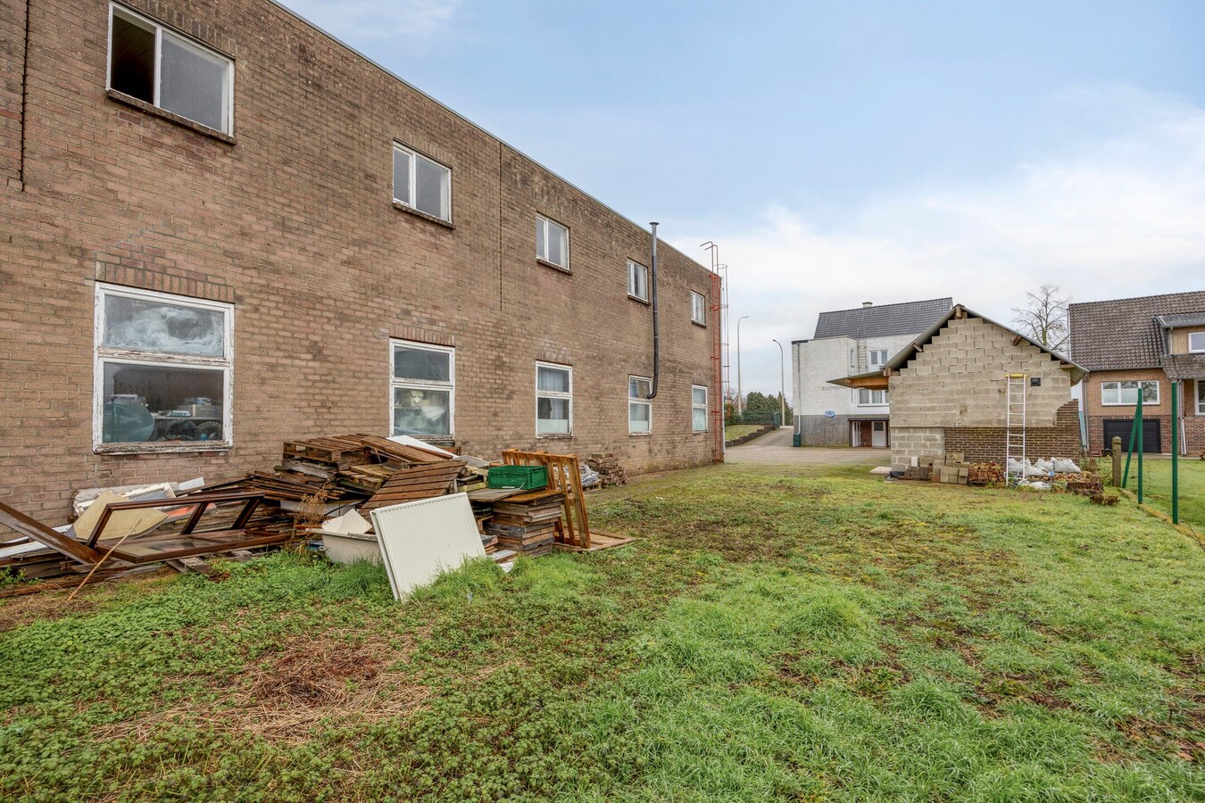 Woning met vergunde loods (300 m² x 2) en bijgebouw (50,50 m²). 