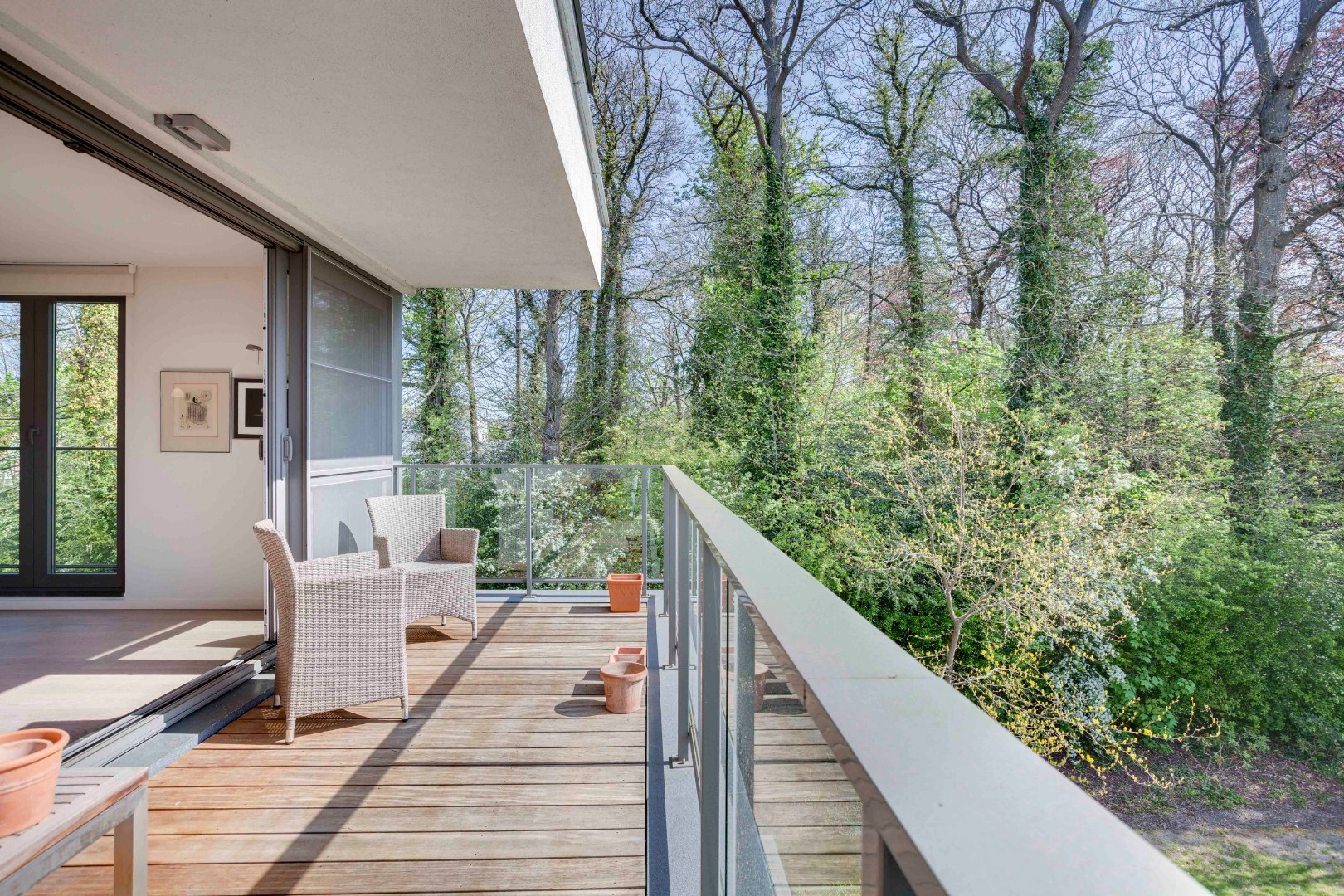 Instapklaar modern appartement  met terras en ondergrondse staanplaats 