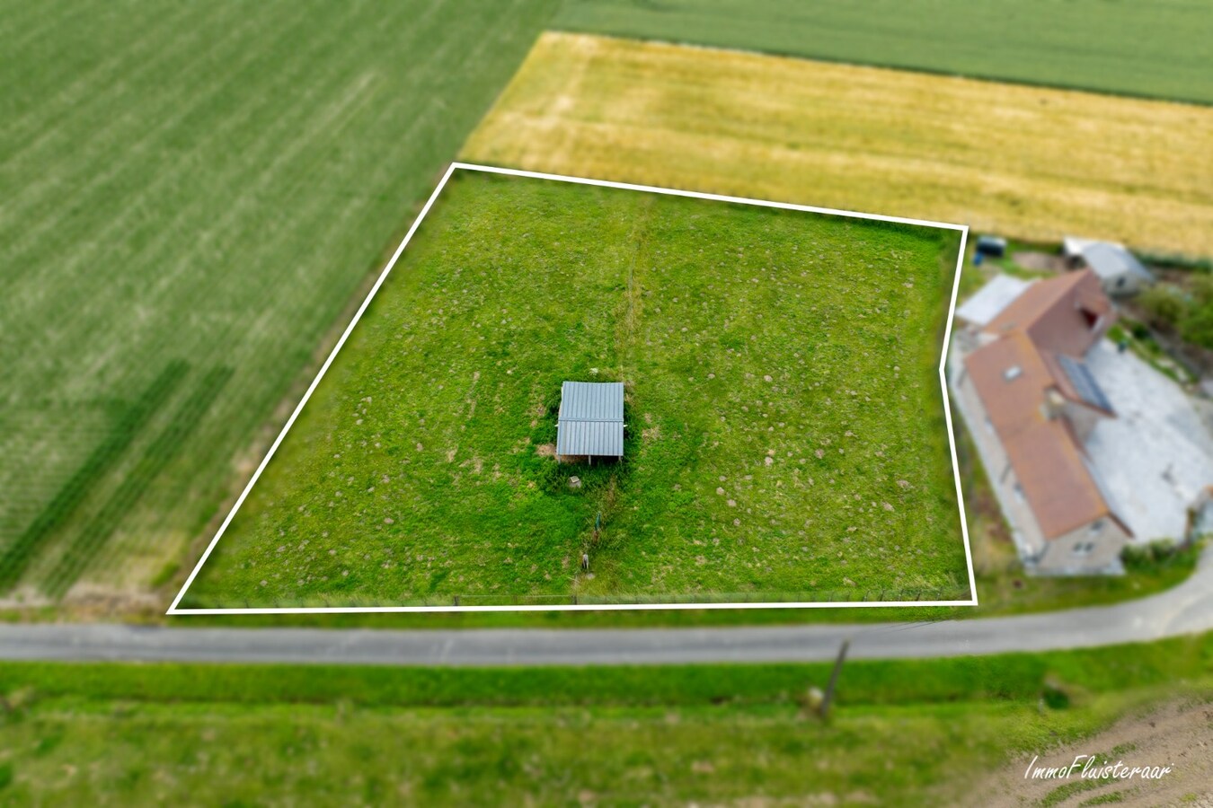 Hoogwaardige ruwbouwvilla met bijgebouw en weide 
