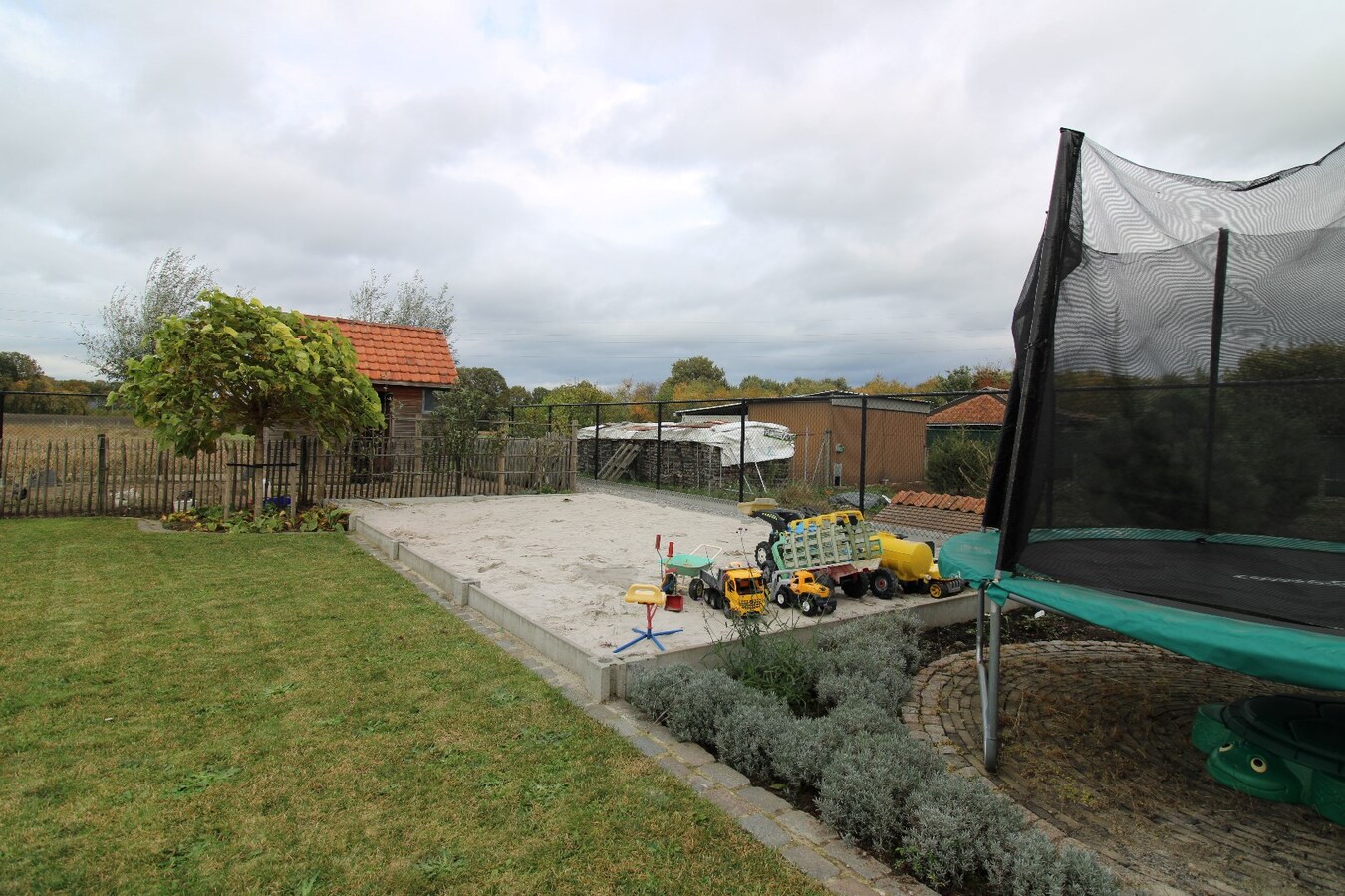 Zeer rustig gelegen open bebouwing op een prachtig perceel 