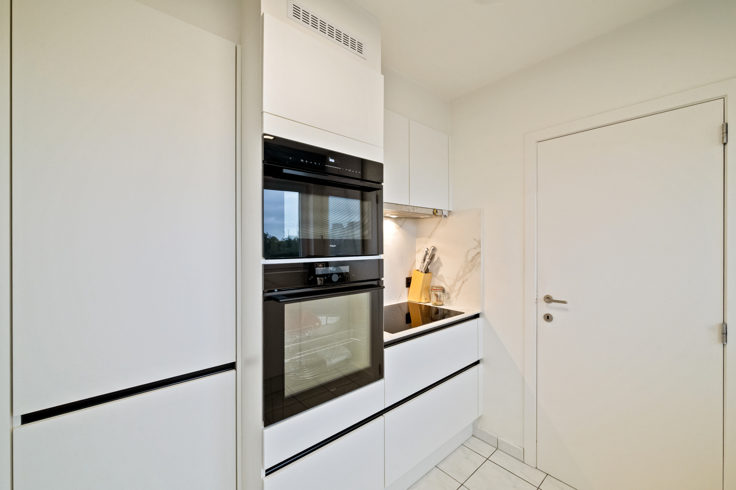 Voici la traduction en français :Grand appartement en duplex avec 2 chambres, 2 salles de bains et terrasses ensoleillées, près de la digue de Heist (possibilité d'offre d'un garage intégré). 