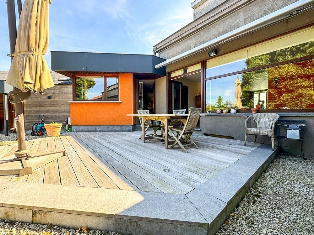 Maison de style en semi plain-pied avec grand espace professionnel, érigés sur 1800m² ! 