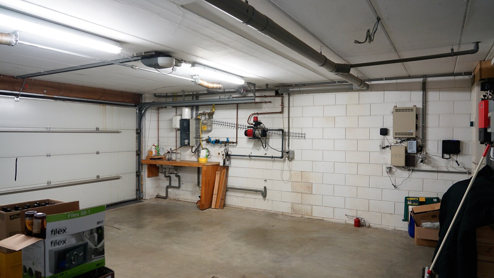 Dorne : moderne woning met parktijkruimte / bureel, volwaardige kelderverdieping, terras, zwemvijver en weide. Prachtig uitzicht. 