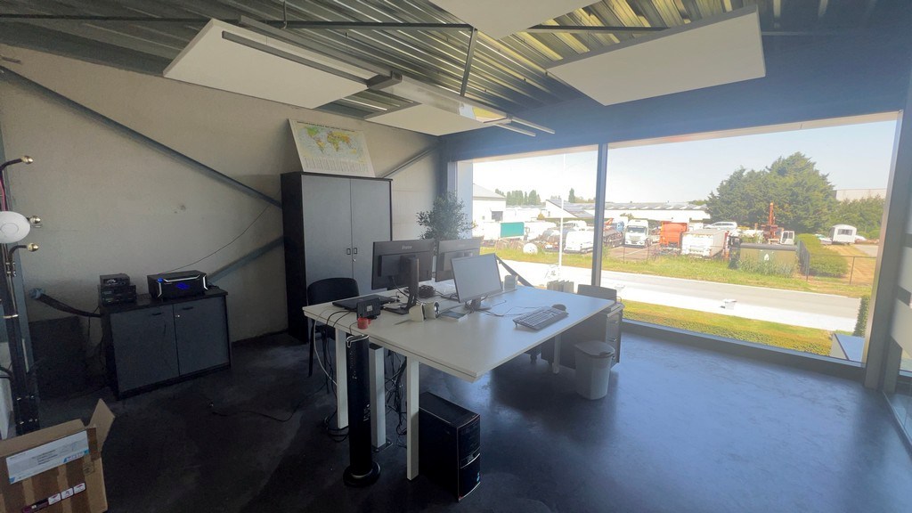 Bedrijfspand met appartement te koop nabij N47 in Lebbeke