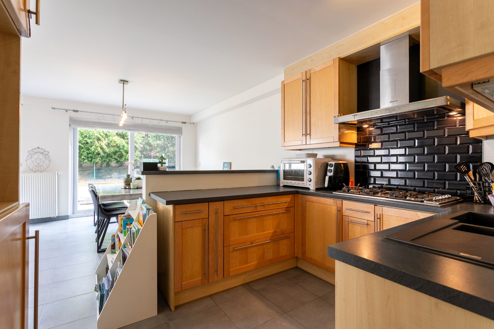 Instapklaar gelijkvloersappartement met 3 slaapkamers en tuin 