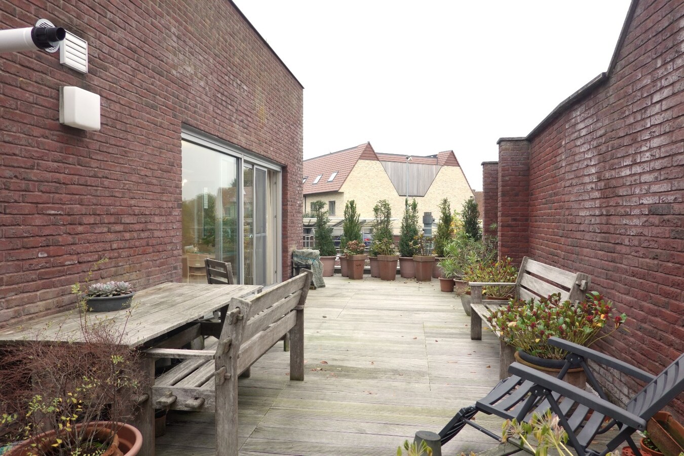 Lichtrijk en ruim appartement met garage (EPC: B) 