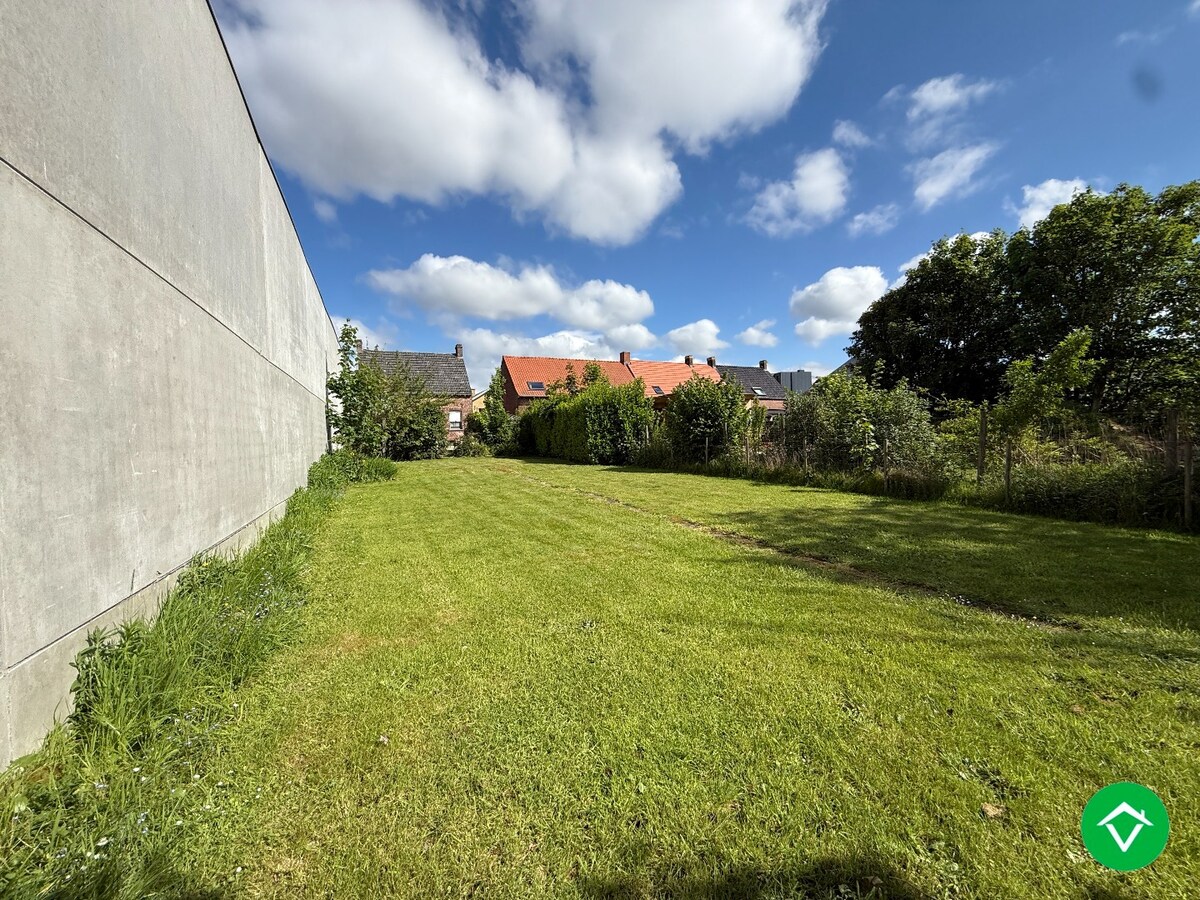 Ruime woning met 5 slaapkamers, garage en diepe tuin te Houthulst 
