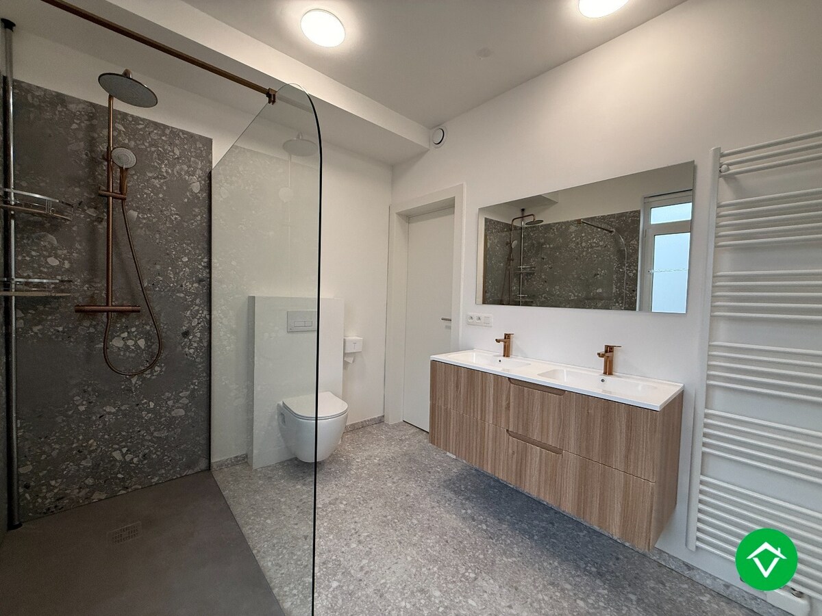 Volledig gerenoveerde rijwoning met 3 slaapkamers en terrastuin in centrum Roeselare 