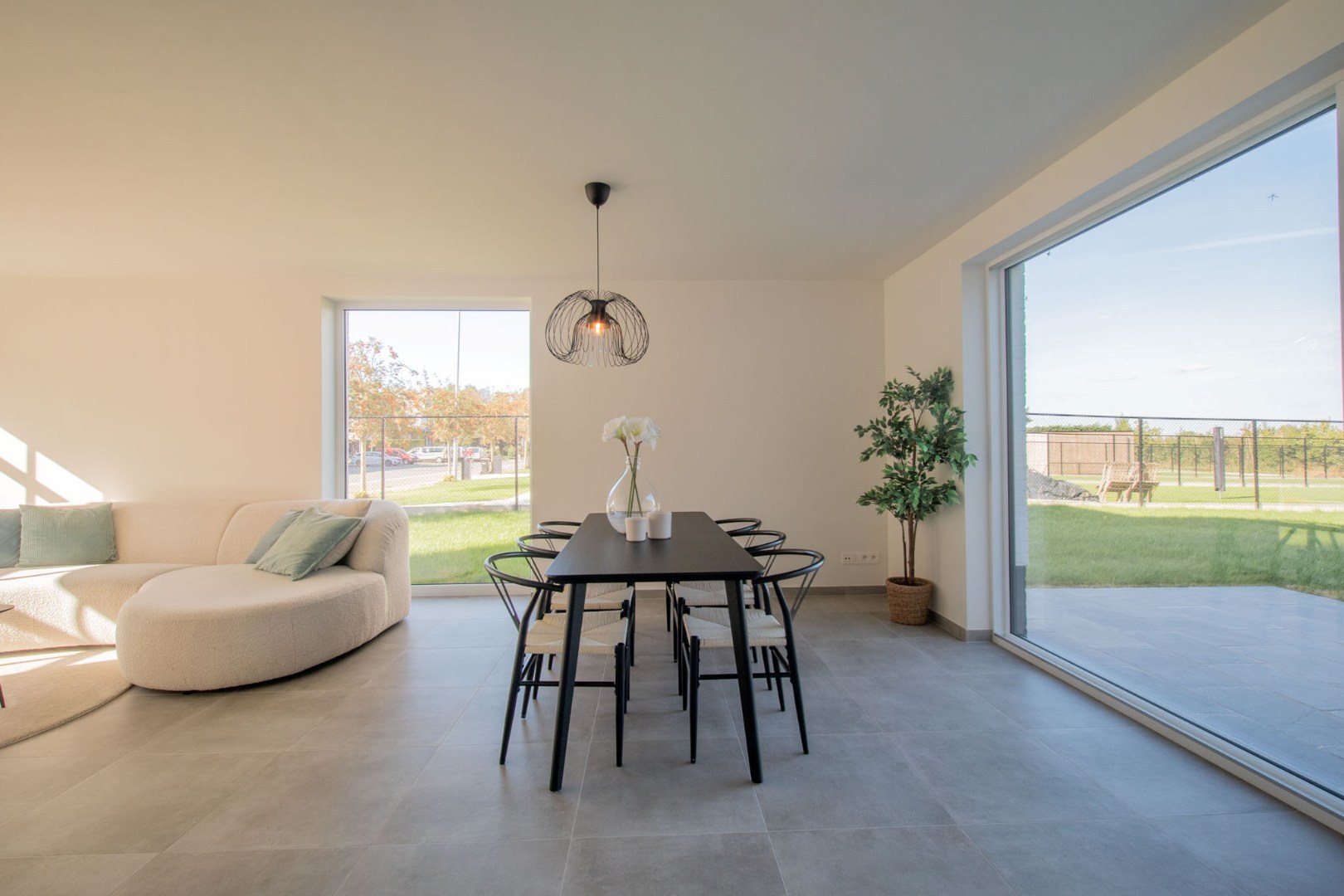 Stijlvolle en ruime nieuwbouwwoning met garage en tuin op 555 m² 