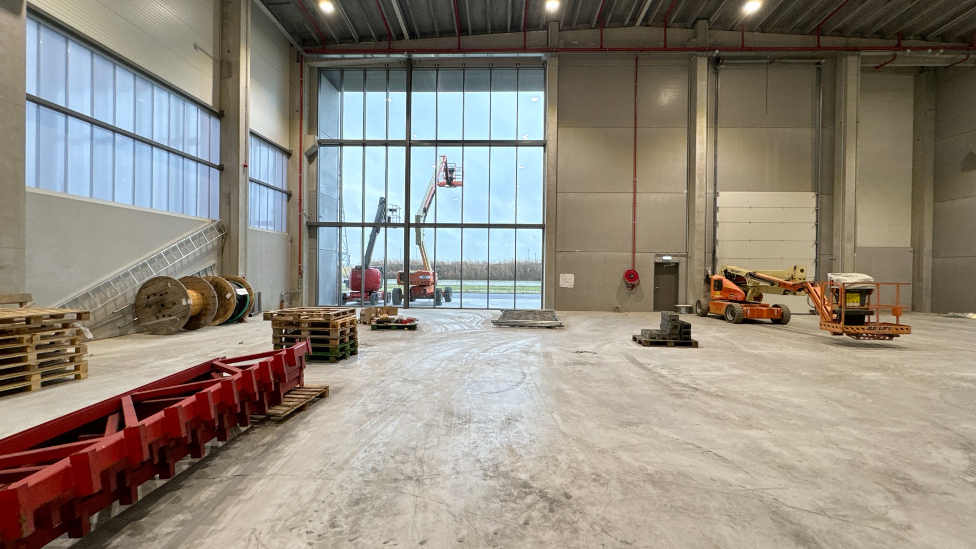 Nieuwbouw magazijn en kantoor te huur in West Port Zwijndrecht