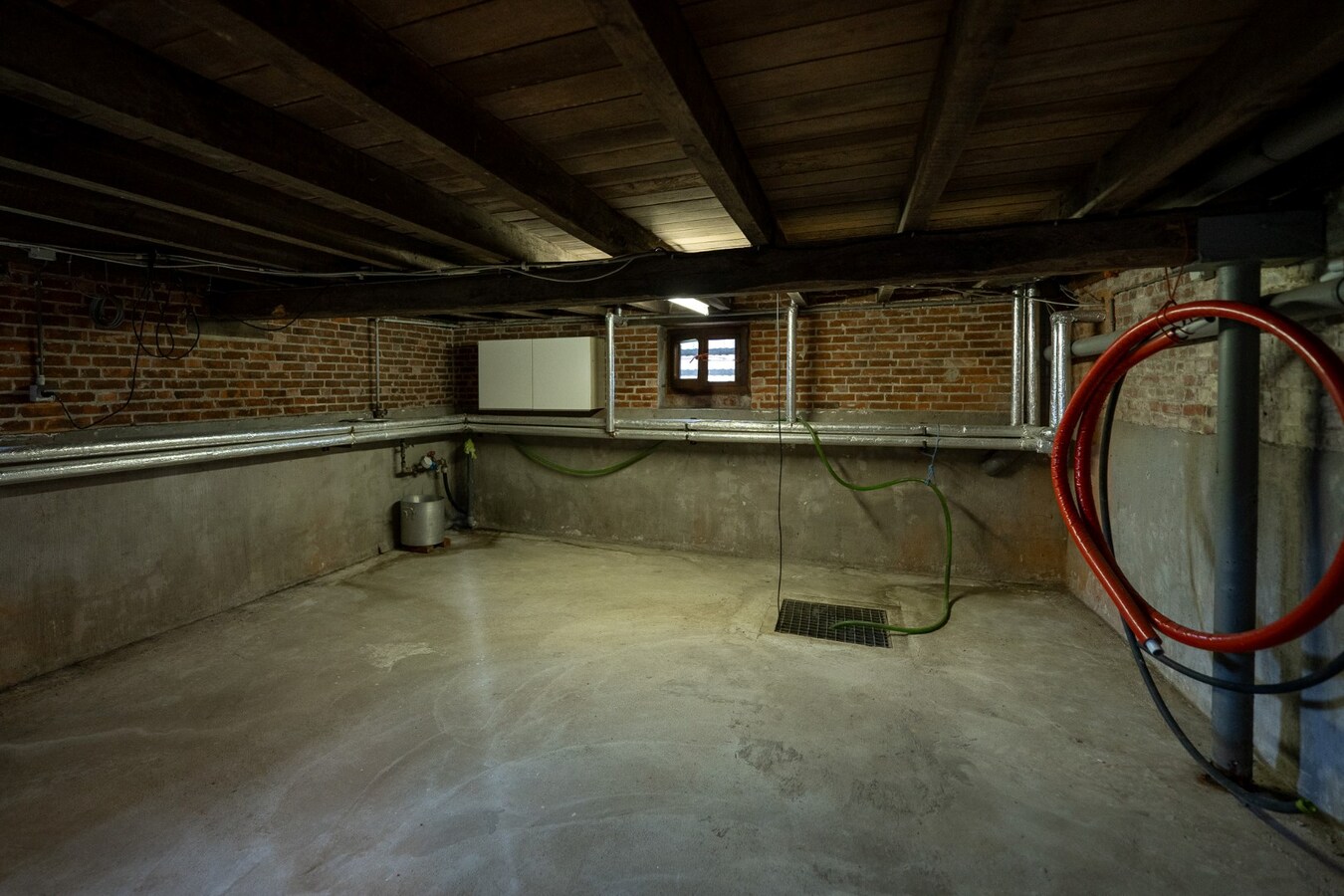 Farm to be renovated with stables and pastures on approximately 1.7 hectares in Herk-de-Stad. 
