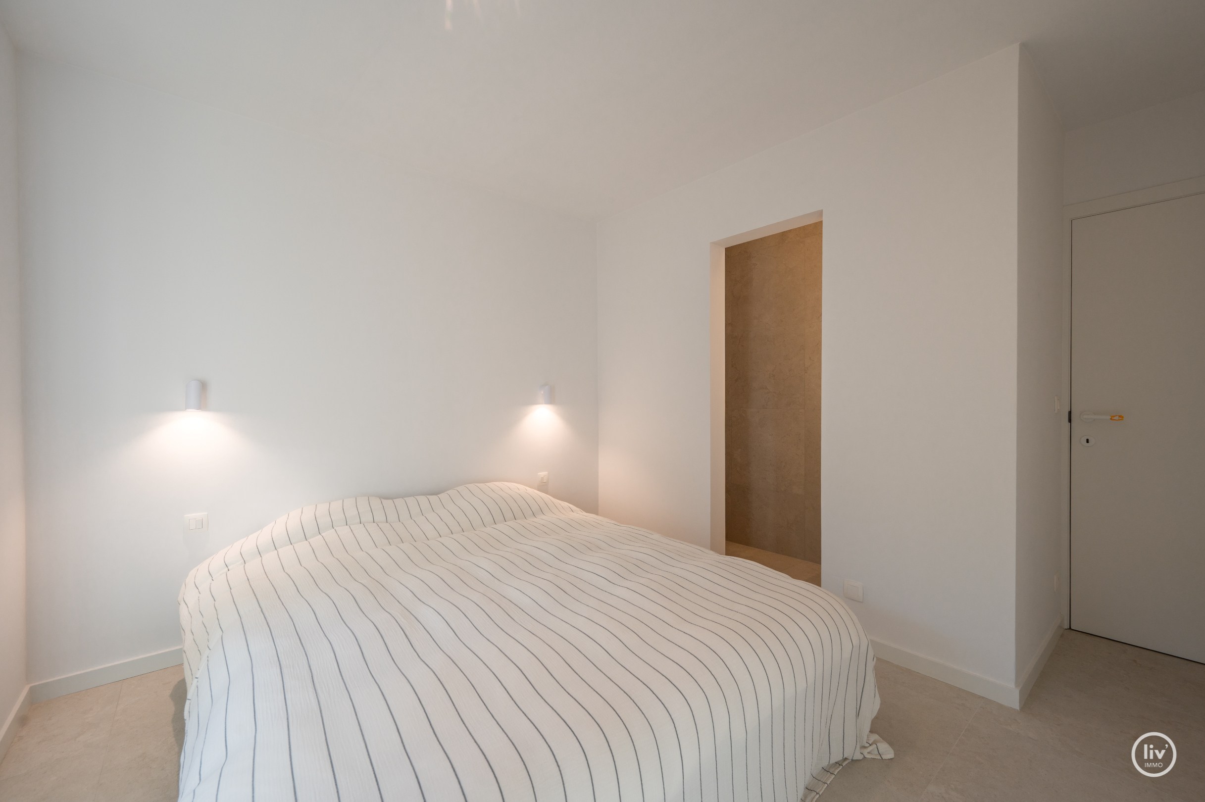 Cet appartement magnifiquement situé bénéficie d'une orientation sud et se trouve dans un environnement verdoyant et calme, directement attenant au parc Yzer. 