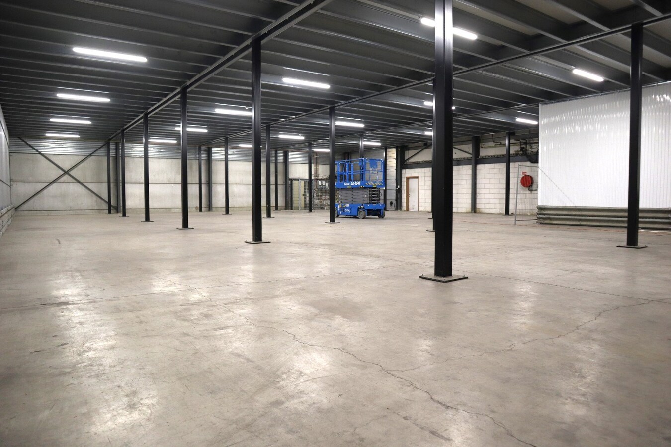 Kantoorruimte 120m² + loods/hangaar/magazijn 775 m² te Boutersem 