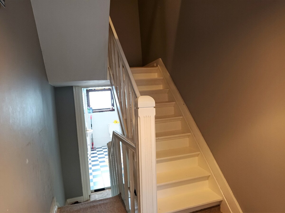 "Ruime en goed onderhouden stadswoning met tuin en 3 slaapkamers in Hasselt - Energielabel D en 2 parkeerplaatsen op perceel van 224 m²" 