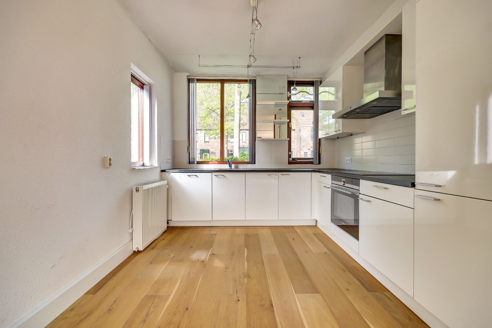 Ruime 5-kamer hoekwoning met aangebouwde garage op een kavel van maar liefst 297 m2 eigen grond! 