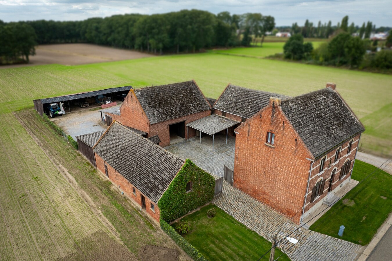 Farm to be renovated with stables and pastures on approximately 1.7 hectares in Herk-de-Stad. 