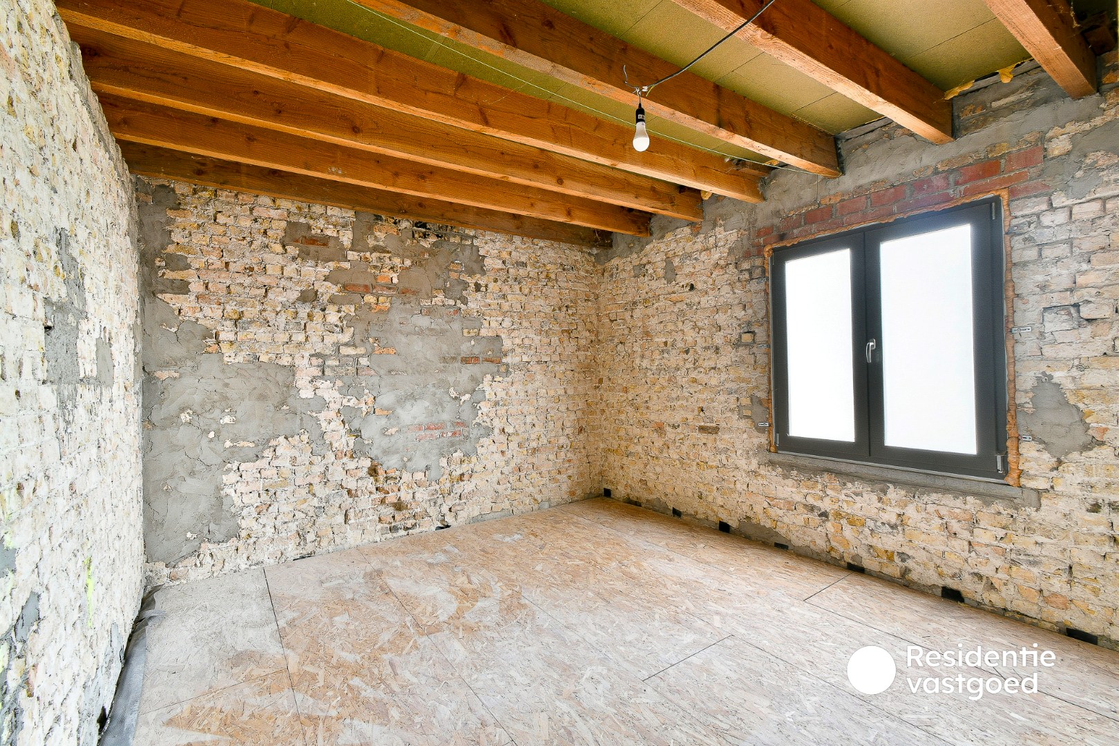 Ruime woning met uitzonderlijk veel mogelijkheden en prachtig zicht vanuit de tuin 