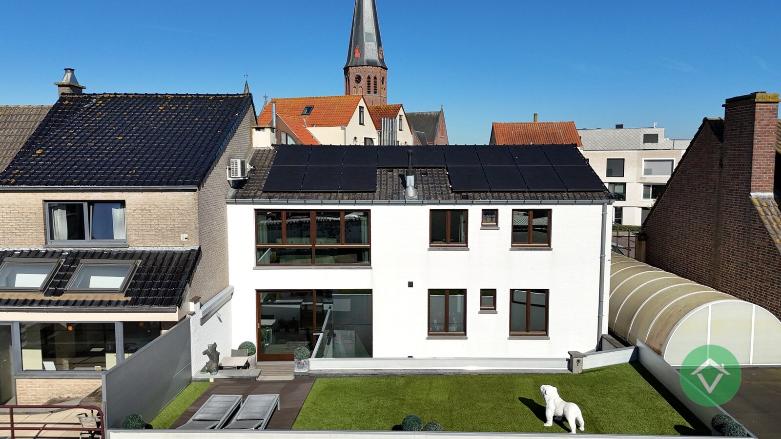 Deze instapklare handelswoning is gelegen in het centrum op een commerciële topligging op de markt van Koekelare 