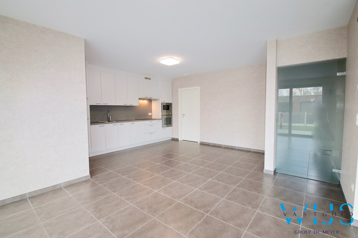 Tijdloos GELIJKVLOERS appartement met 2 slaapkamers te Oosteeklo ! 